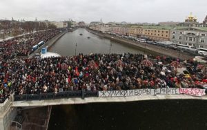 Предсказавшие "болотный протест" эксперты заявили, что россияне устали от сильной руки и "державной" внешней политики