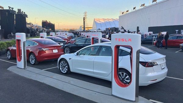 Компания Tesla Inc сокращает штат на 7%,
