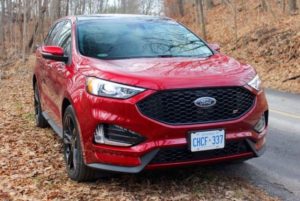 Скоростной гоночный автомобиль Ford покоряет своими возможностями