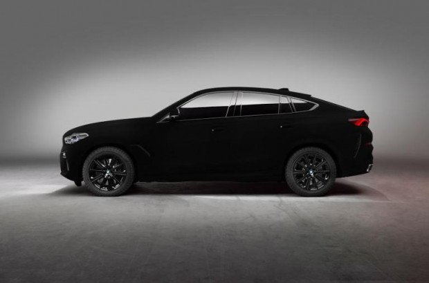 BMW X6 выкрасили в «самый черный в мире цвет»