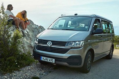 Компания Volkswagen представила новый шестиместный микроавтобус с мини-кухней