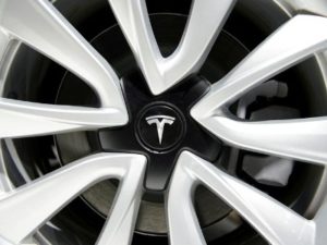 Акции Tesla рухнули после публикаций Маска о продаже своего имущества