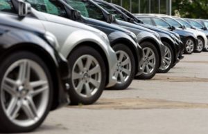 Продажи новых автомобилей в России вновь стали сокращаться