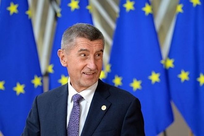 Премьер Чехии просит страны ЕС выслать по одному российскому дипломату