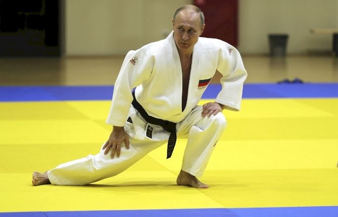 Международная федерация дзюдо приостановила статус Путина как почетного президента