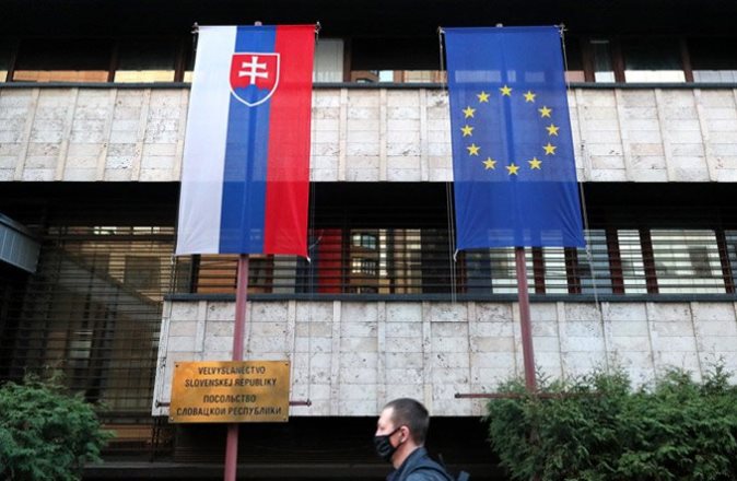 Словакия потребовала от России сократить персонал посольства на 35 человек