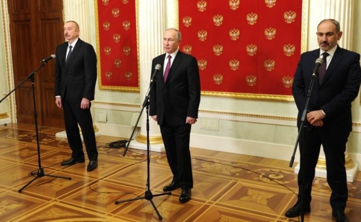 Путин обсудил с Пашиняном и Алиевым ситуацию в Карабахе