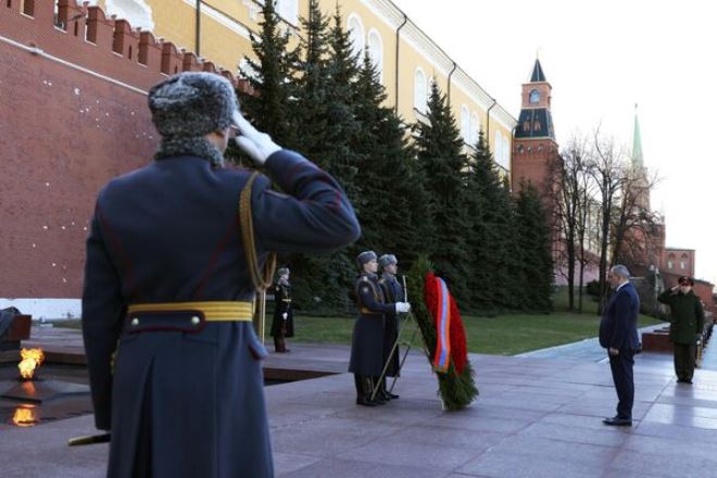 Премьер-министр Армении возложил цветы к Могиле Неизвестного Солдата