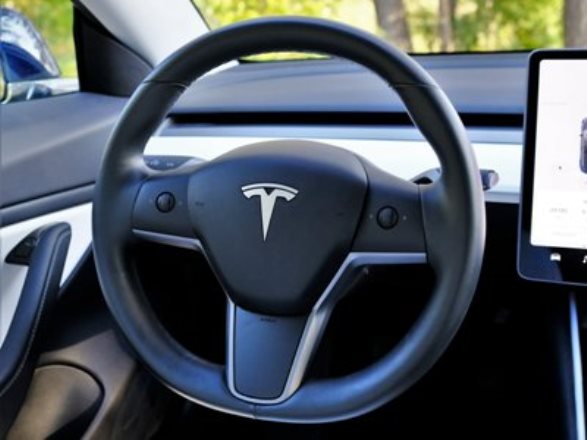 Автомобили Tesla начали тормозить без причины