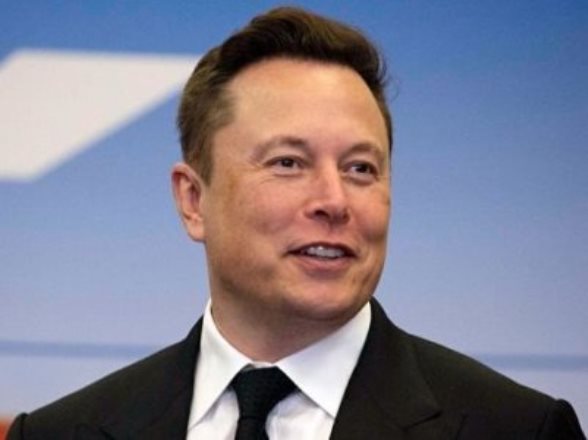 Илон Маск пообещал, что будущий электрогрузовик Tesla Cybertruck сможет плавать в воде, как лодка