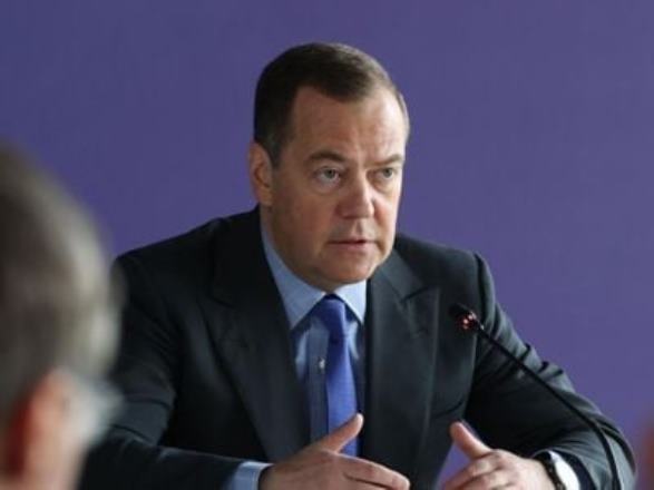 Медведев: Байден по рассеянности может начать третью мировую войну