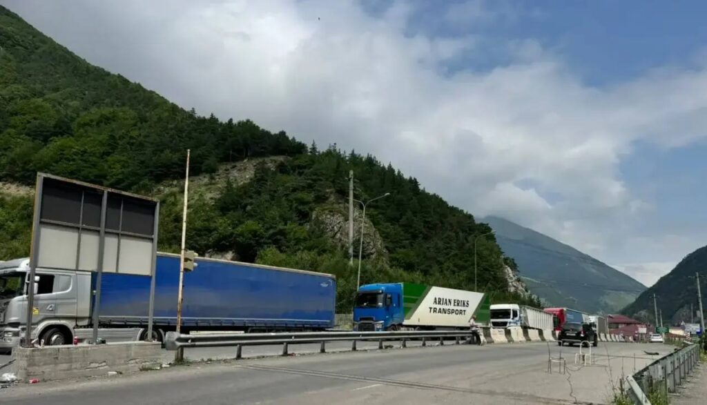 Россия заявила, что Грузия тормозит пропуск грузового транспорта через КПП «Верхний Ларс»