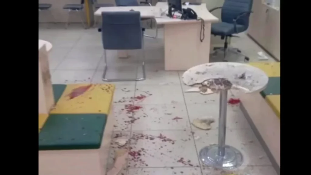 В Казахстане пенсионеры по указанию мошенников взорвали в банке торт с петардой