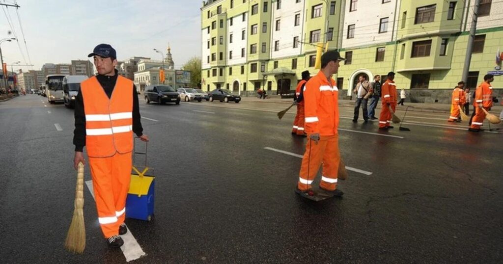 Оренбург не смог привлечь дворников из КНДР: зарплата в 55 тысяч рублей оказалась слишком низкой