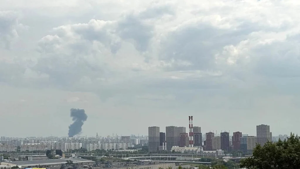 Московский НПЗ снова загорелся после налета беспилотников на столицу