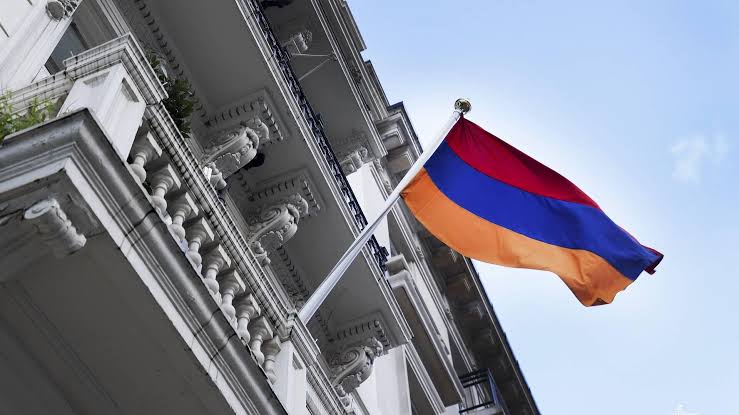 В Армении обяжут устанавливать на основных въездах во все населенные пункты государственный флаг